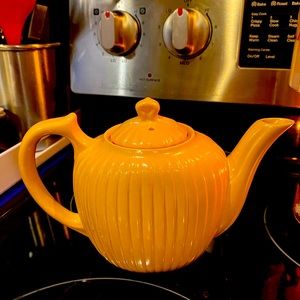 Vintage teapot collectors size in new condition!
